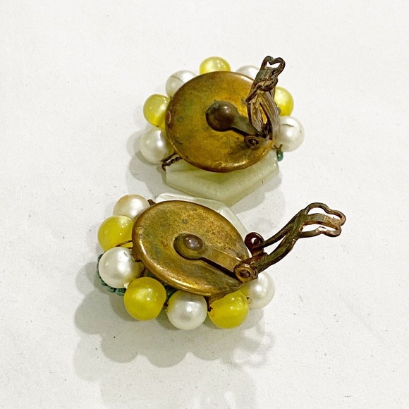 Vintage Mid Century Clip On Earrings Pearl Yellow Chartreuse Green Bead Clusters - Picture 4 of 8